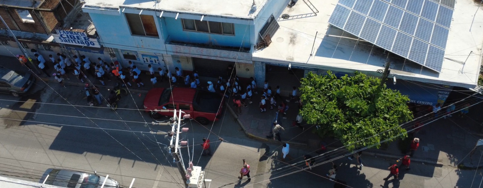 Estudiantes caminando hacia la zona segura