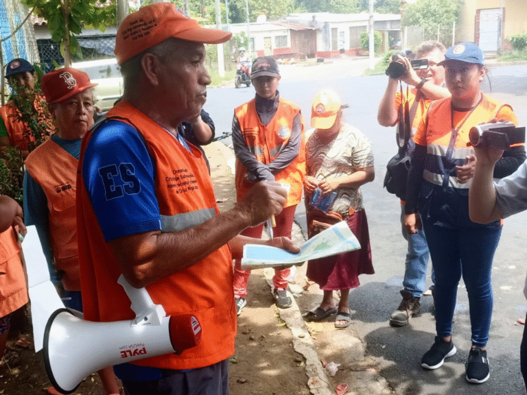 Identificación de rutas de evacuación con la comunidad de La Coquera